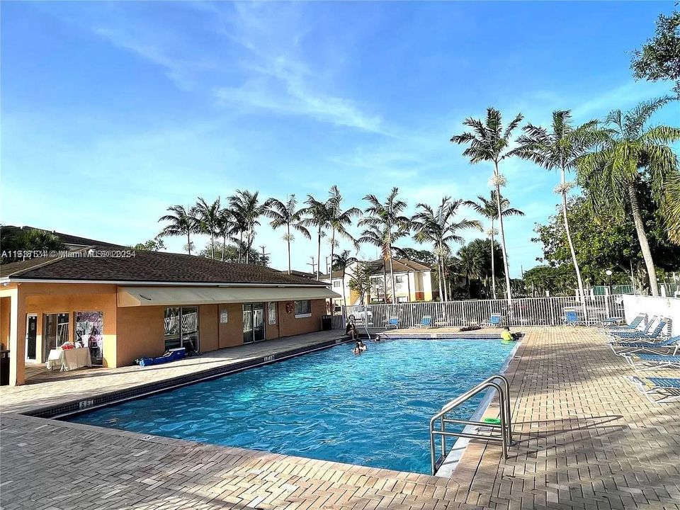 For Sale: $235,000 (2 beds, 1 baths, 749 Square Feet)