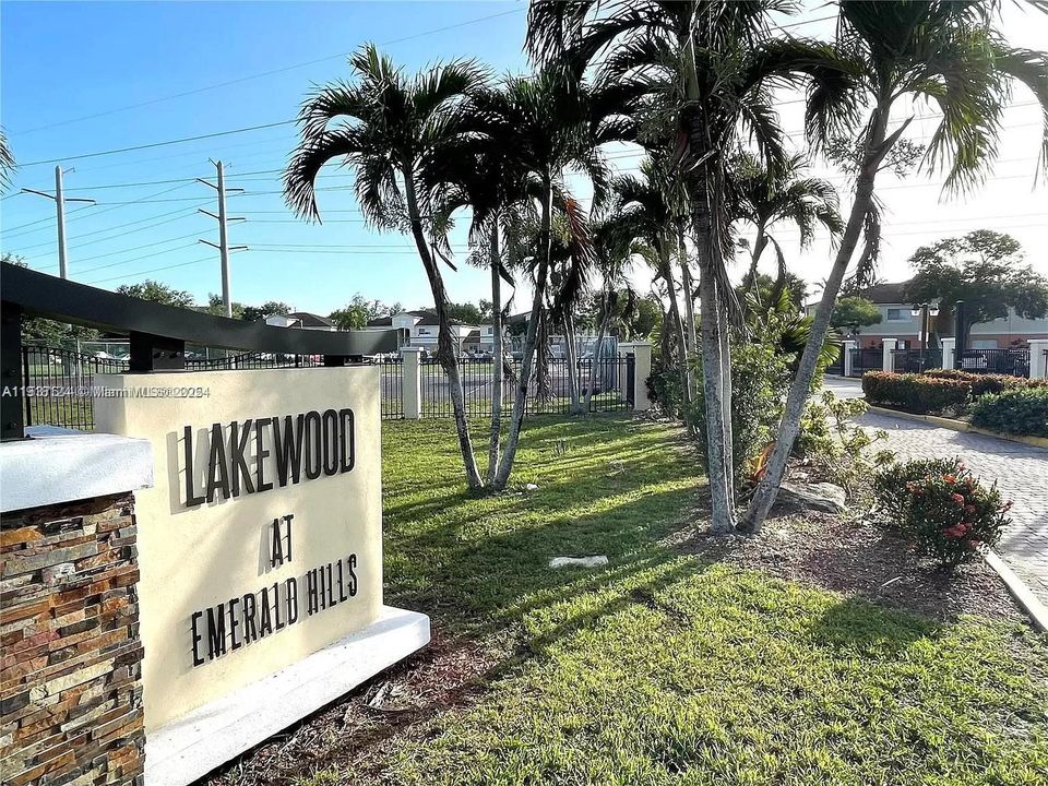 For Sale: $235,000 (2 beds, 1 baths, 749 Square Feet)