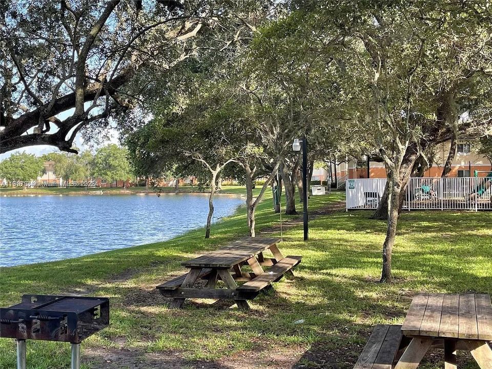 For Sale: $235,000 (2 beds, 1 baths, 749 Square Feet)