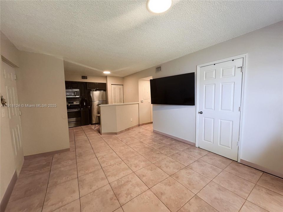 For Sale: $235,000 (2 beds, 1 baths, 749 Square Feet)