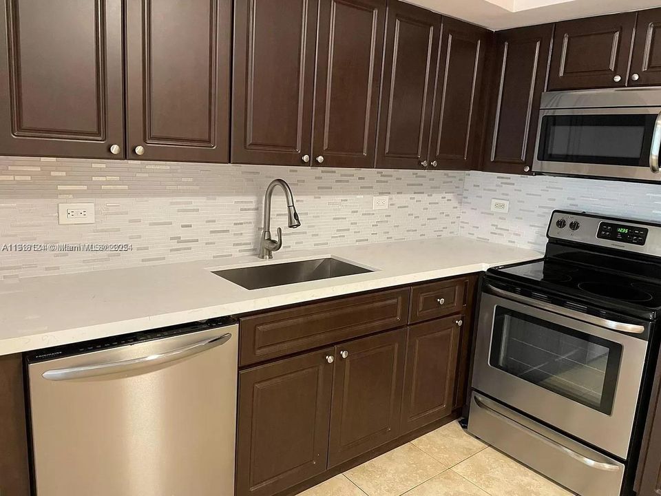 For Sale: $235,000 (2 beds, 1 baths, 749 Square Feet)