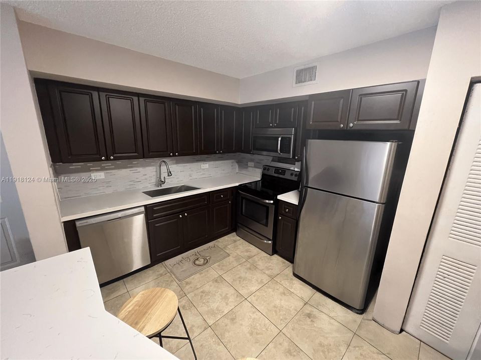 For Sale: $235,000 (2 beds, 1 baths, 749 Square Feet)
