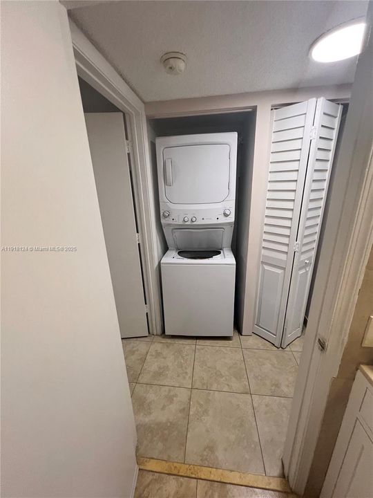 For Sale: $235,000 (2 beds, 1 baths, 749 Square Feet)