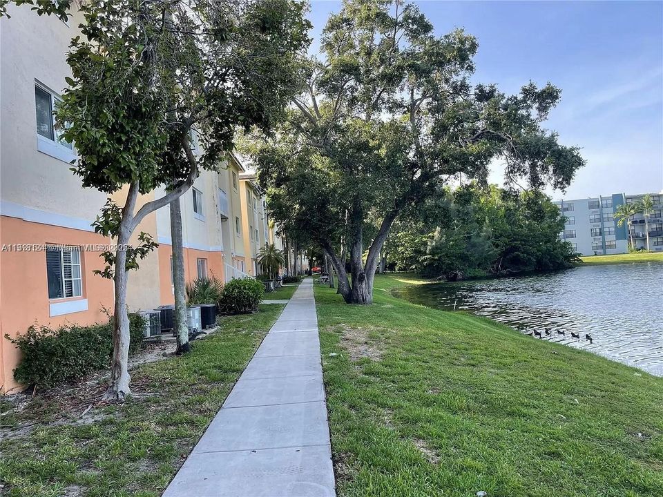 For Sale: $235,000 (2 beds, 1 baths, 749 Square Feet)