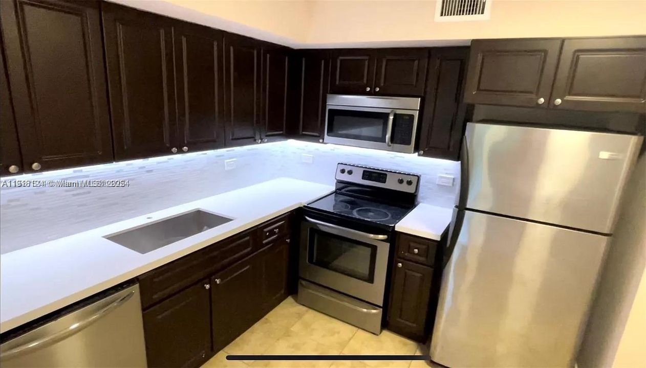 For Sale: $235,000 (2 beds, 1 baths, 749 Square Feet)