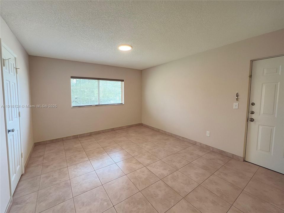 For Sale: $235,000 (2 beds, 1 baths, 749 Square Feet)
