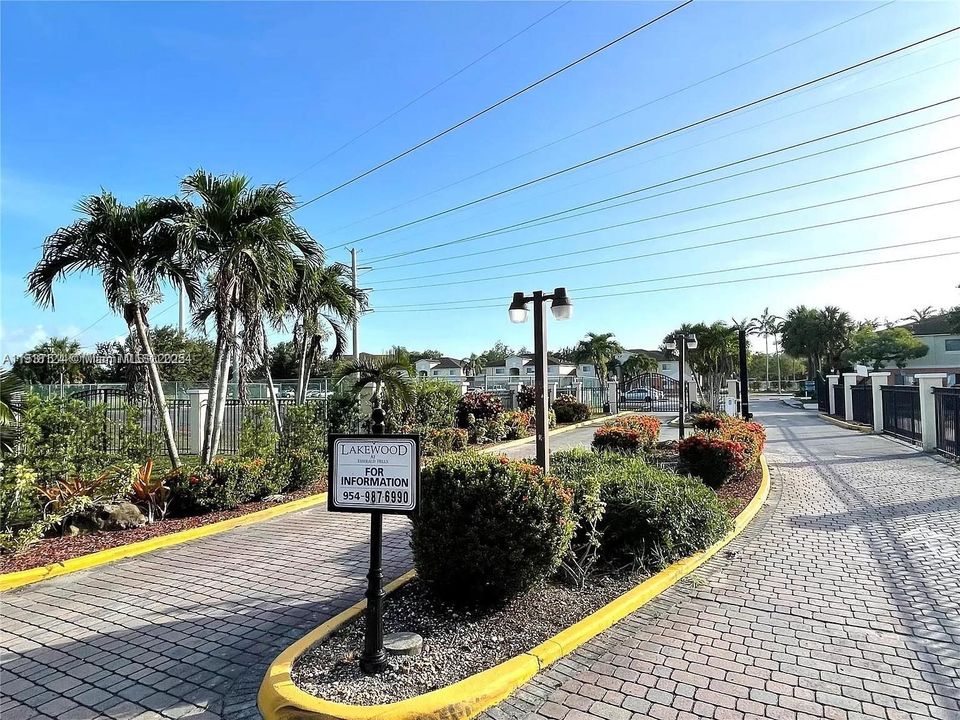 For Sale: $235,000 (2 beds, 1 baths, 749 Square Feet)