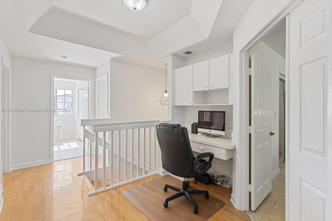 En Venta: $730,000 (4 camas, 2 baños, 2105 Pies cuadrados)