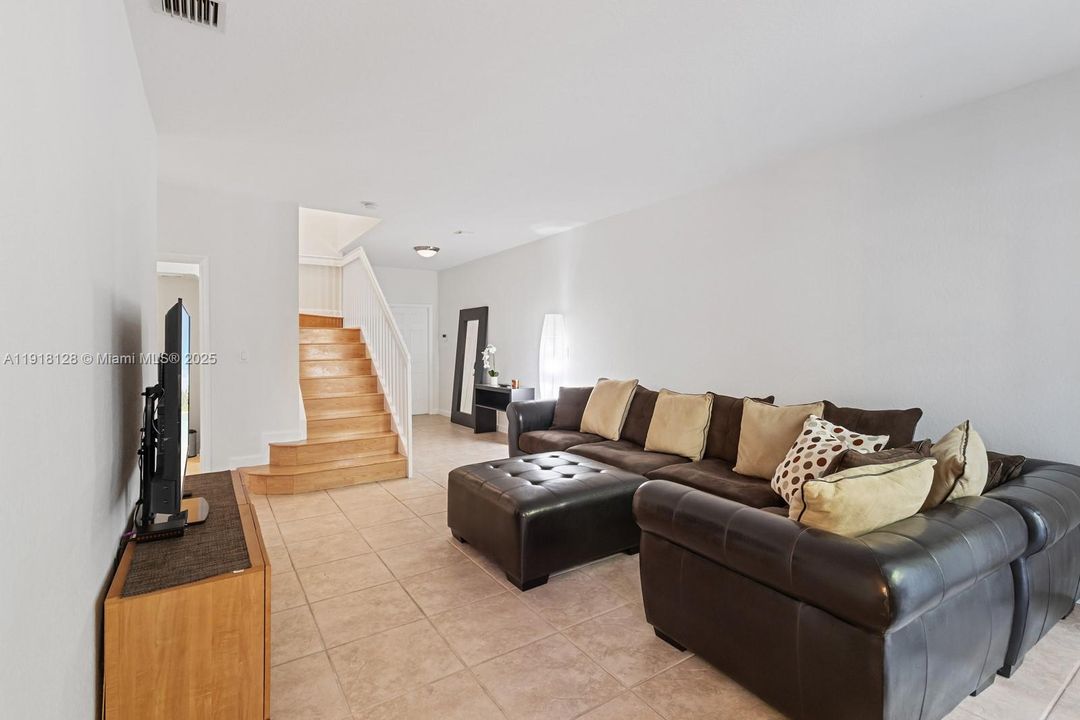 En Venta: $730,000 (4 camas, 2 baños, 2105 Pies cuadrados)