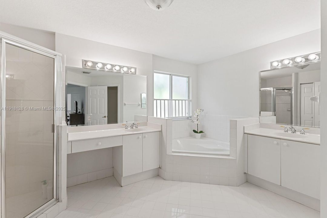 En Venta: $730,000 (4 camas, 2 baños, 2105 Pies cuadrados)