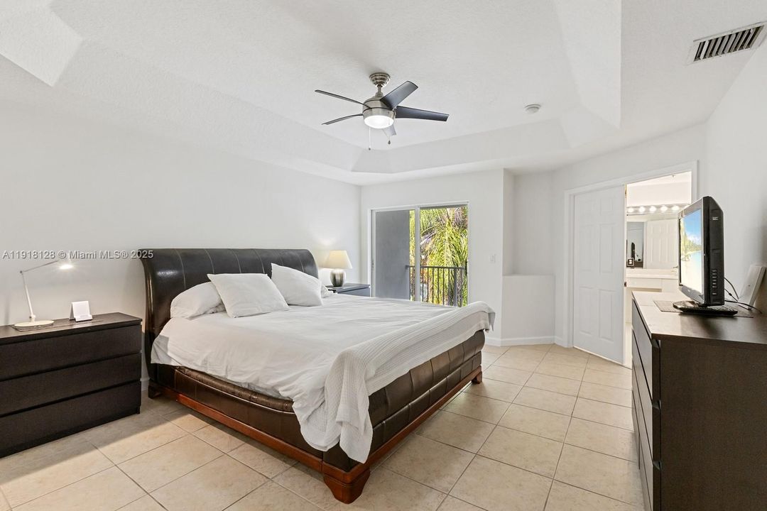 En Venta: $730,000 (4 camas, 2 baños, 2105 Pies cuadrados)