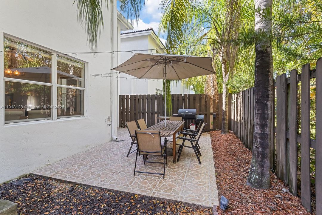 En Venta: $730,000 (4 camas, 2 baños, 2105 Pies cuadrados)