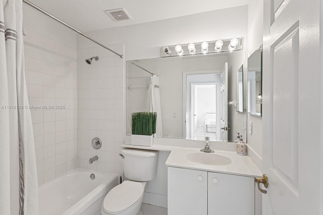 En Venta: $730,000 (4 camas, 2 baños, 2105 Pies cuadrados)