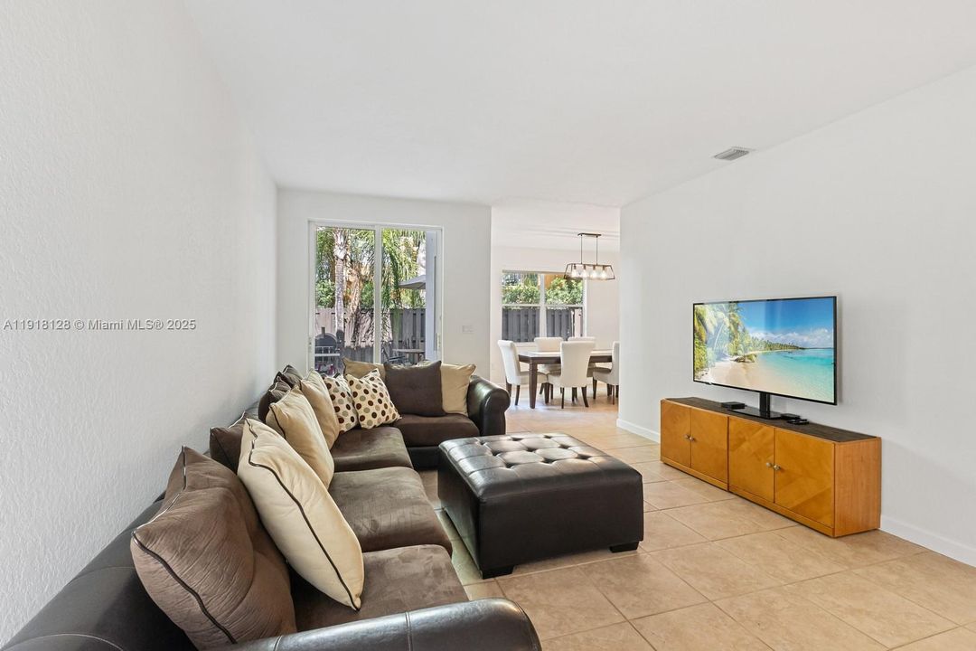 En Venta: $730,000 (4 camas, 2 baños, 2105 Pies cuadrados)