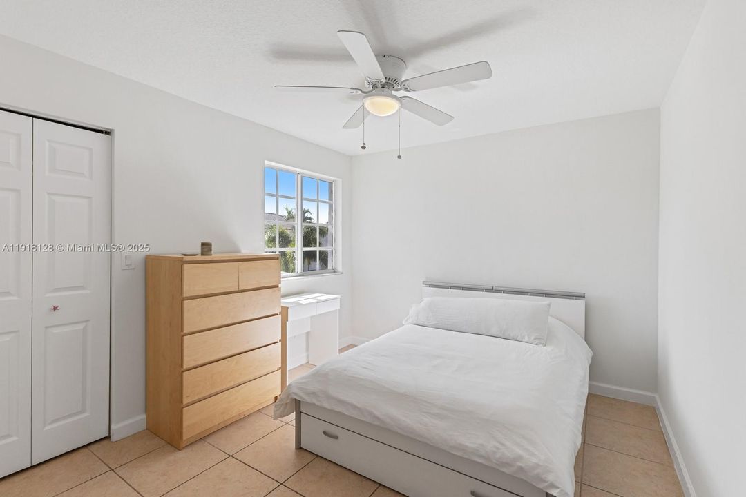 En Venta: $730,000 (4 camas, 2 baños, 2105 Pies cuadrados)