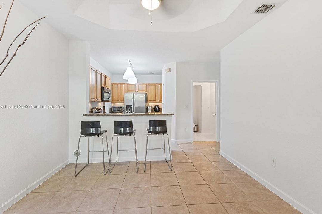 En Venta: $730,000 (4 camas, 2 baños, 2105 Pies cuadrados)