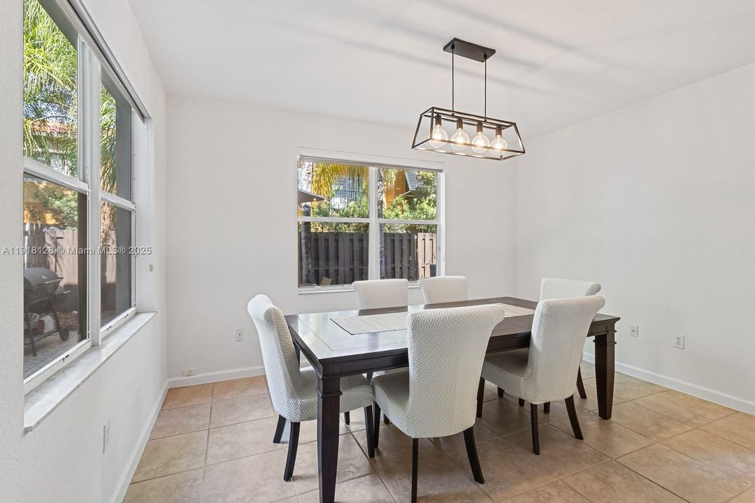 En Venta: $730,000 (4 camas, 2 baños, 2105 Pies cuadrados)