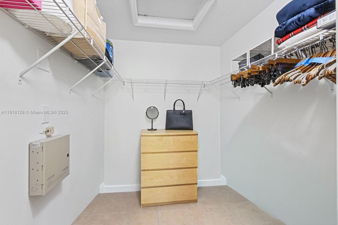 En Venta: $730,000 (4 camas, 2 baños, 2105 Pies cuadrados)