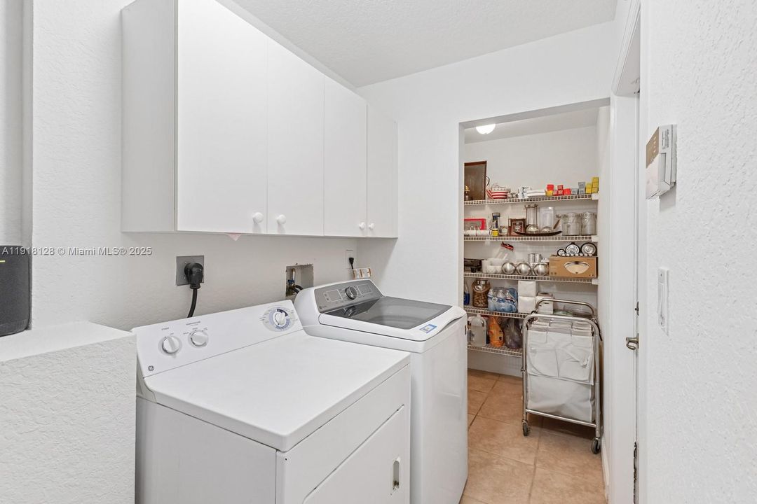 En Venta: $730,000 (4 camas, 2 baños, 2105 Pies cuadrados)