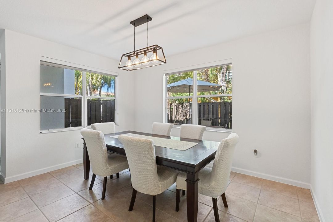 En Venta: $730,000 (4 camas, 2 baños, 2105 Pies cuadrados)