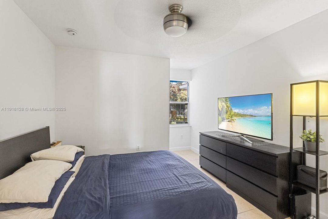 En Venta: $730,000 (4 camas, 2 baños, 2105 Pies cuadrados)