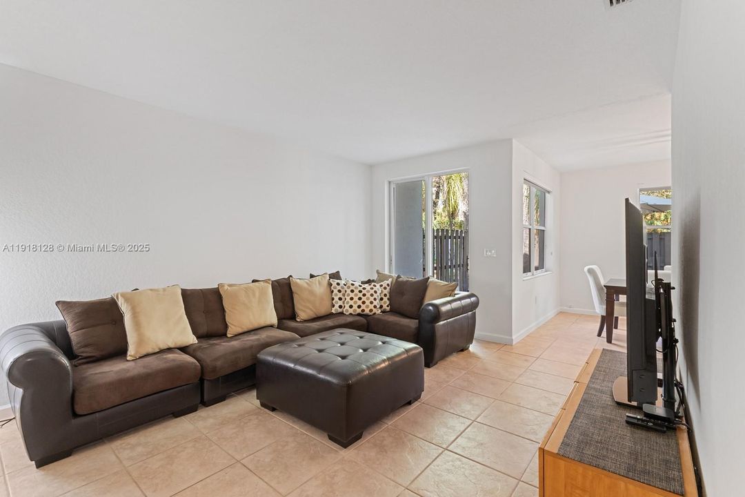 En Venta: $730,000 (4 camas, 2 baños, 2105 Pies cuadrados)