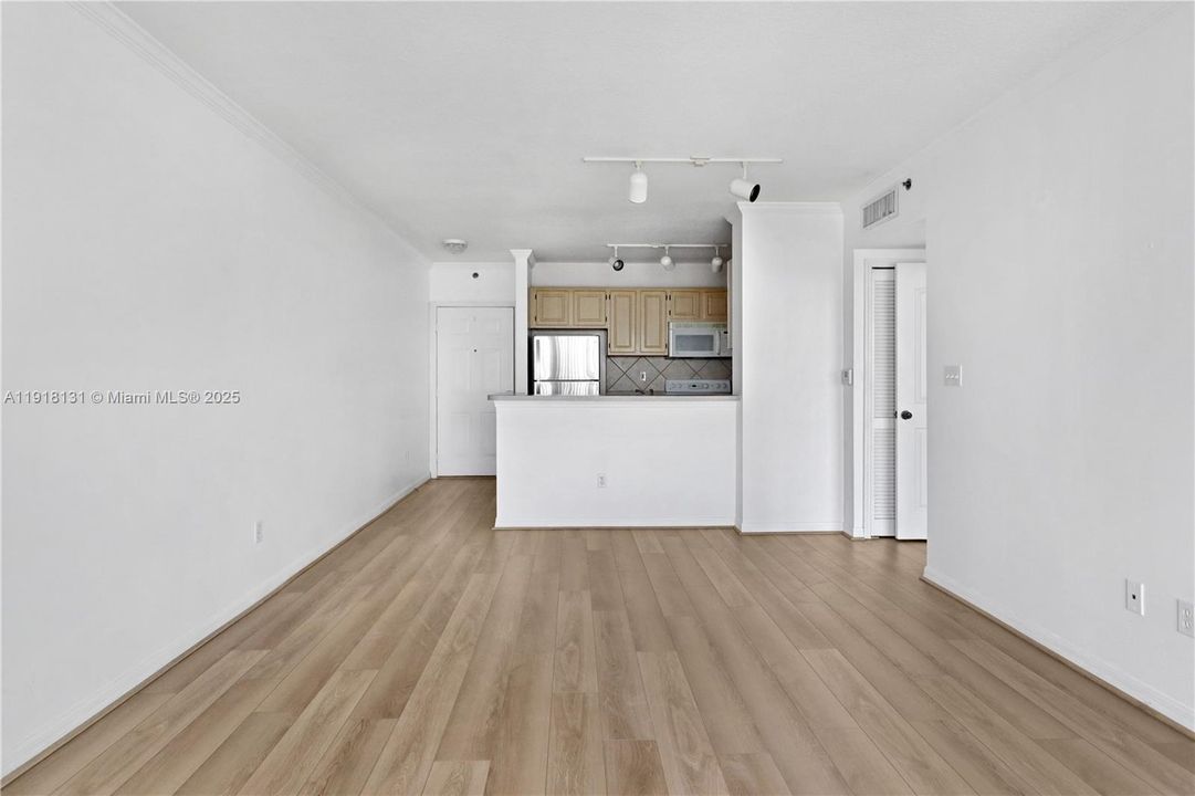 For Rent: $2,200 (1 beds, 1 baths, 694 Square Feet)