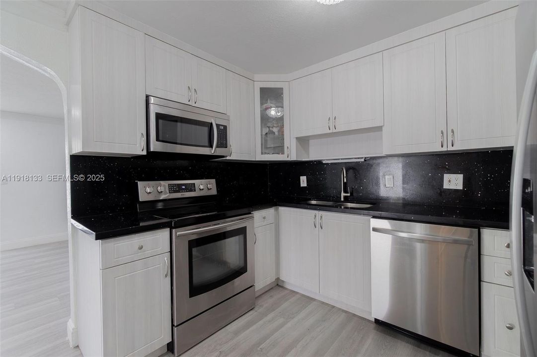 For Sale: $499,500 (3 beds, 2 baths, 1277 Square Feet)