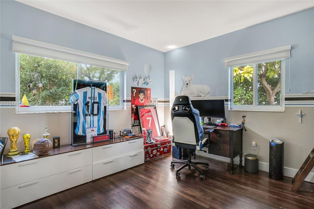 For Sale: $3,270,000 (4 beds, 3 baths, 2772 Square Feet)