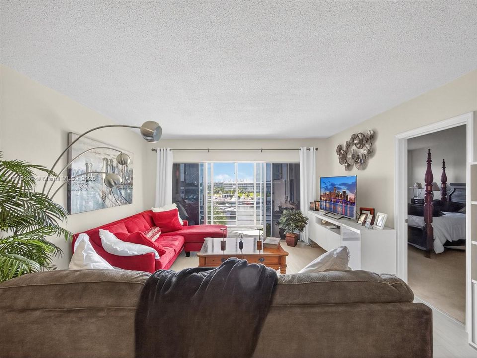 待售: $279,900 (2 贝兹, 2 浴室, 1010 平方英尺)