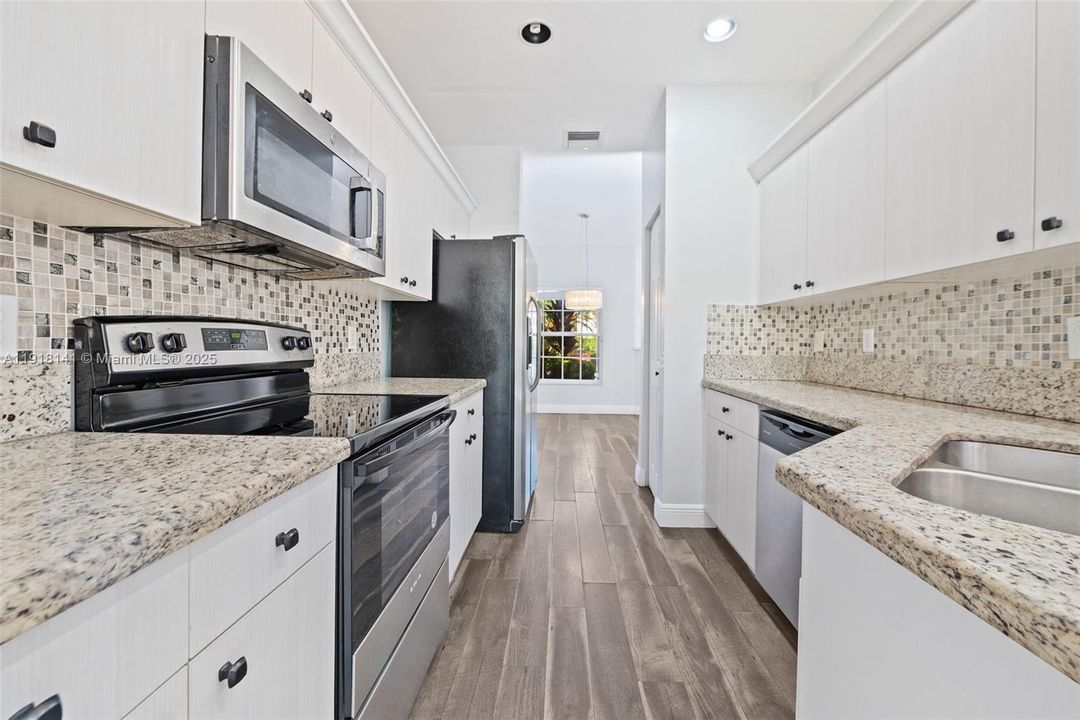 合同活跃: $3,400 (3 贝兹, 2 浴室, 1726 平方英尺)