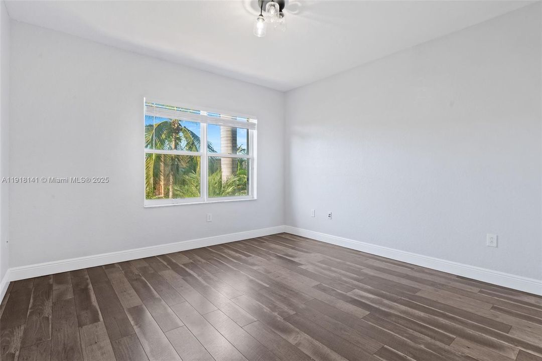 合同活跃: $3,400 (3 贝兹, 2 浴室, 1726 平方英尺)