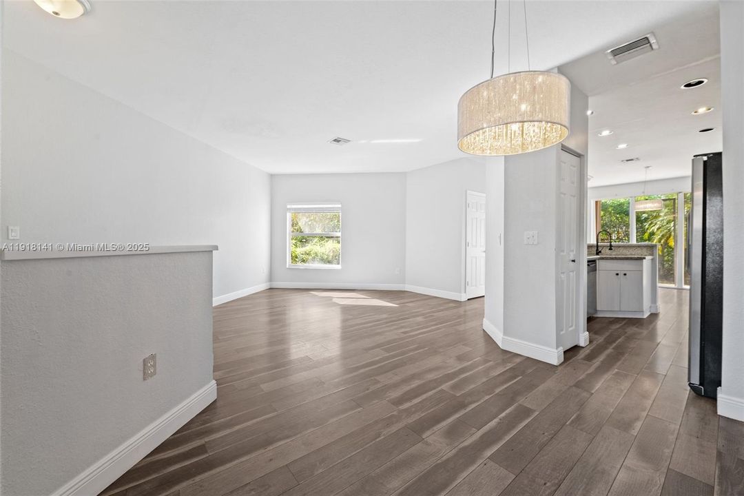 合同活跃: $3,400 (3 贝兹, 2 浴室, 1726 平方英尺)