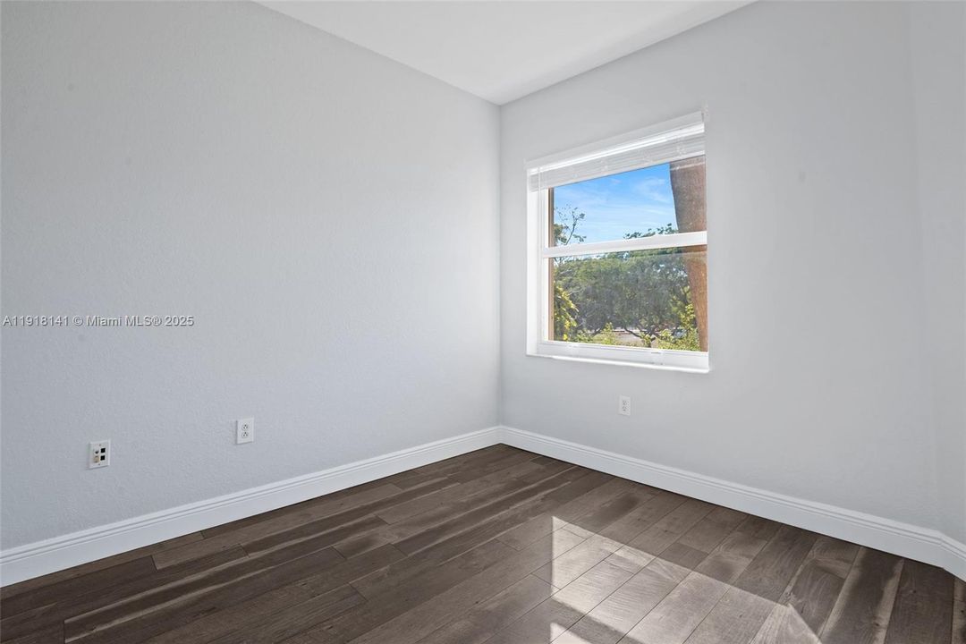 合同活跃: $3,400 (3 贝兹, 2 浴室, 1726 平方英尺)