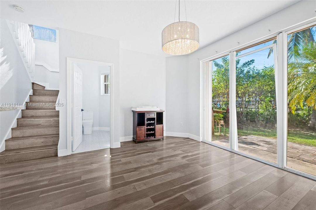 合同活跃: $3,400 (3 贝兹, 2 浴室, 1726 平方英尺)