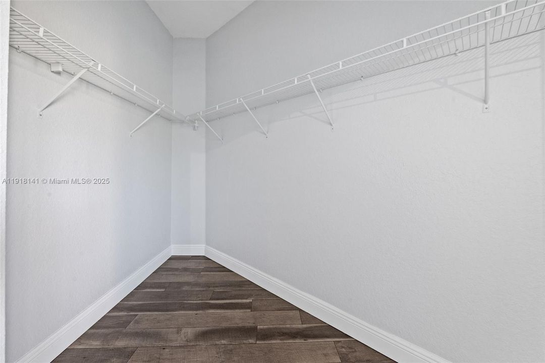 合同活跃: $3,400 (3 贝兹, 2 浴室, 1726 平方英尺)