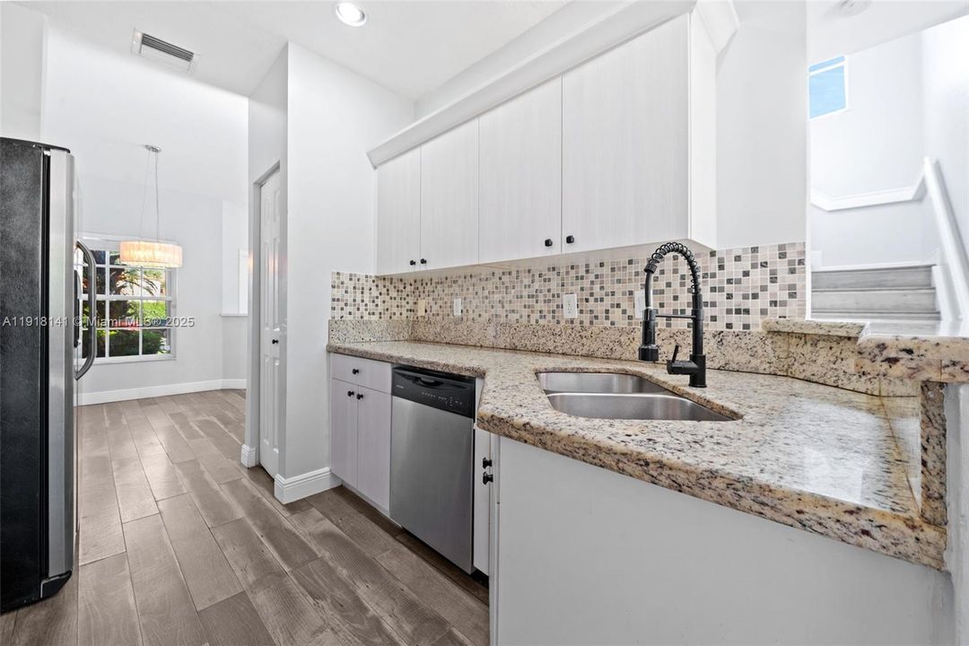 合同活跃: $3,400 (3 贝兹, 2 浴室, 1726 平方英尺)