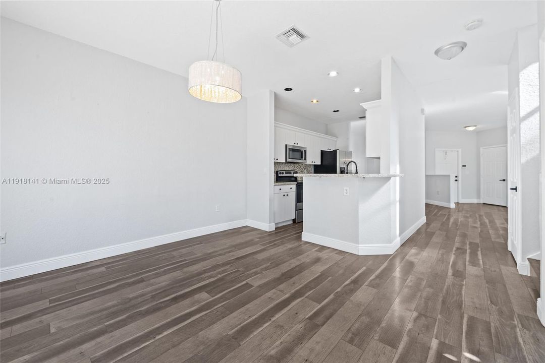 合同活跃: $3,400 (3 贝兹, 2 浴室, 1726 平方英尺)