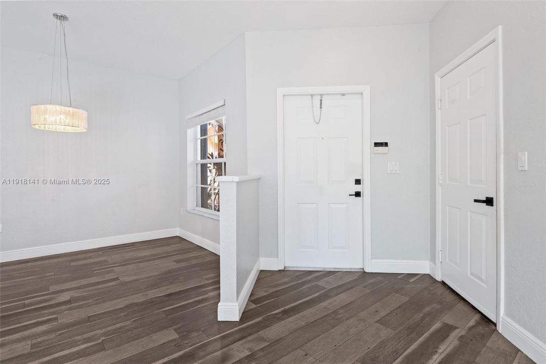 合同活跃: $3,400 (3 贝兹, 2 浴室, 1726 平方英尺)