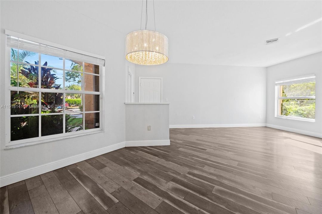 合同活跃: $3,400 (3 贝兹, 2 浴室, 1726 平方英尺)