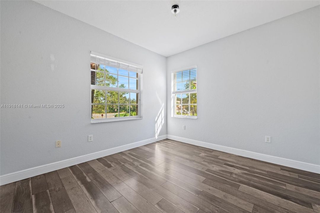 合同活跃: $3,400 (3 贝兹, 2 浴室, 1726 平方英尺)