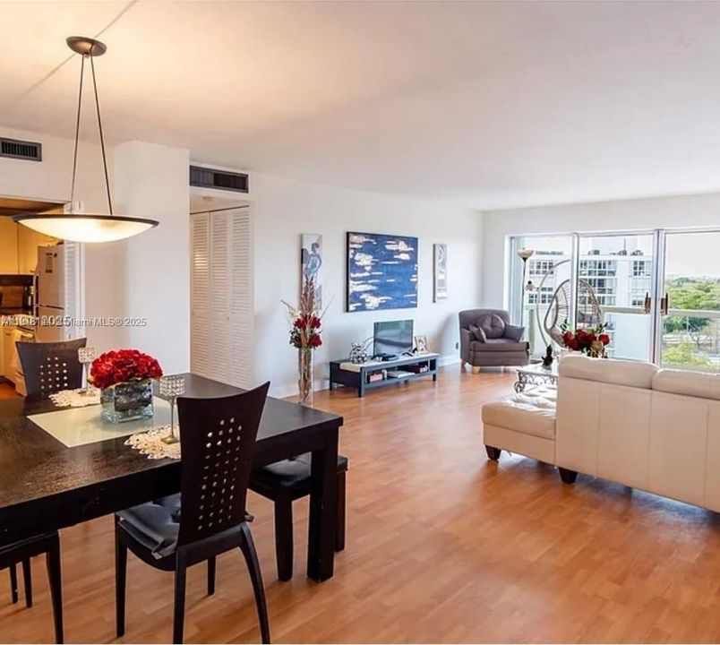For Sale: $675,000 (2 beds, 1 baths, 1344 Square Feet)