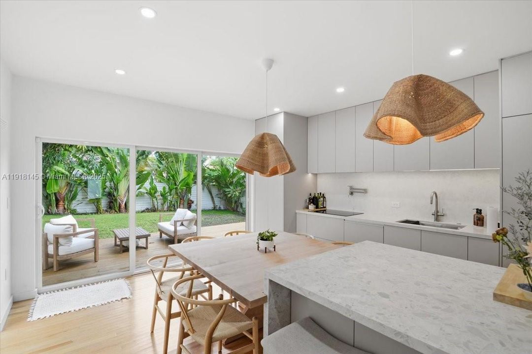 出租: $6,500 (3 贝兹, 2 浴室, 1558 平方英尺)