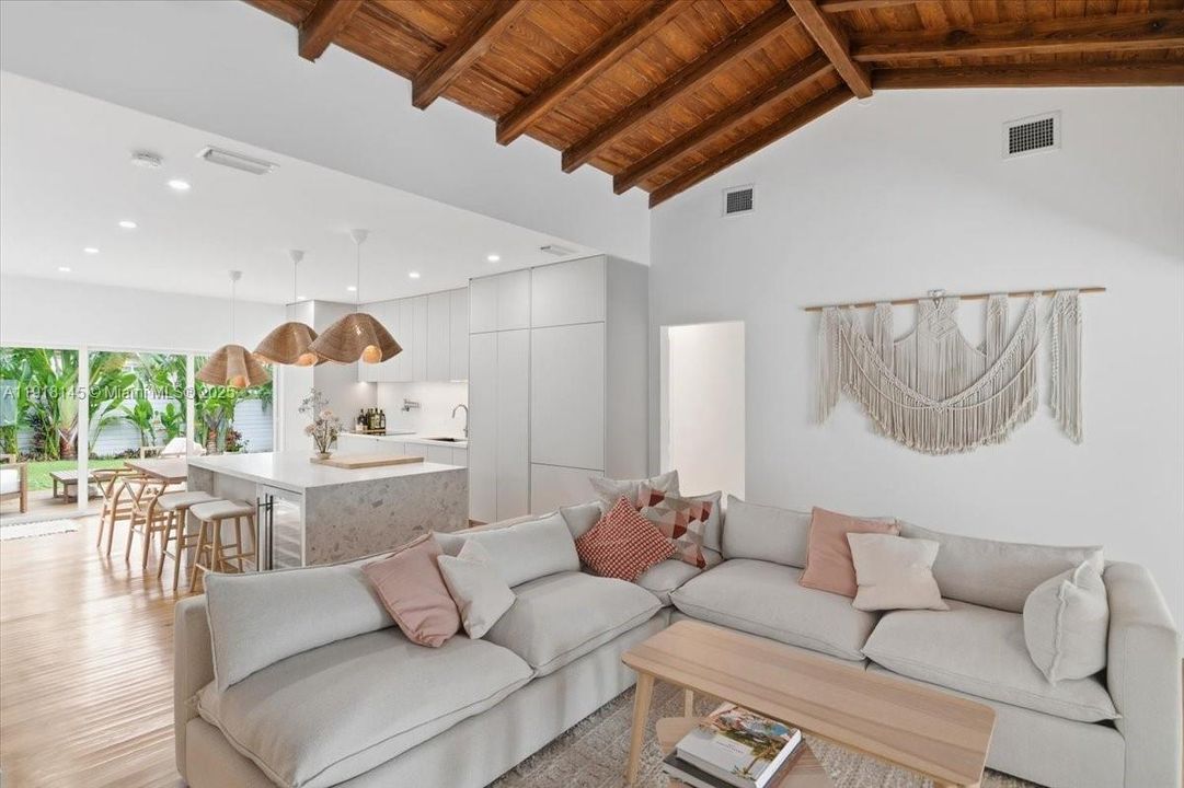 出租: $6,500 (3 贝兹, 2 浴室, 1558 平方英尺)