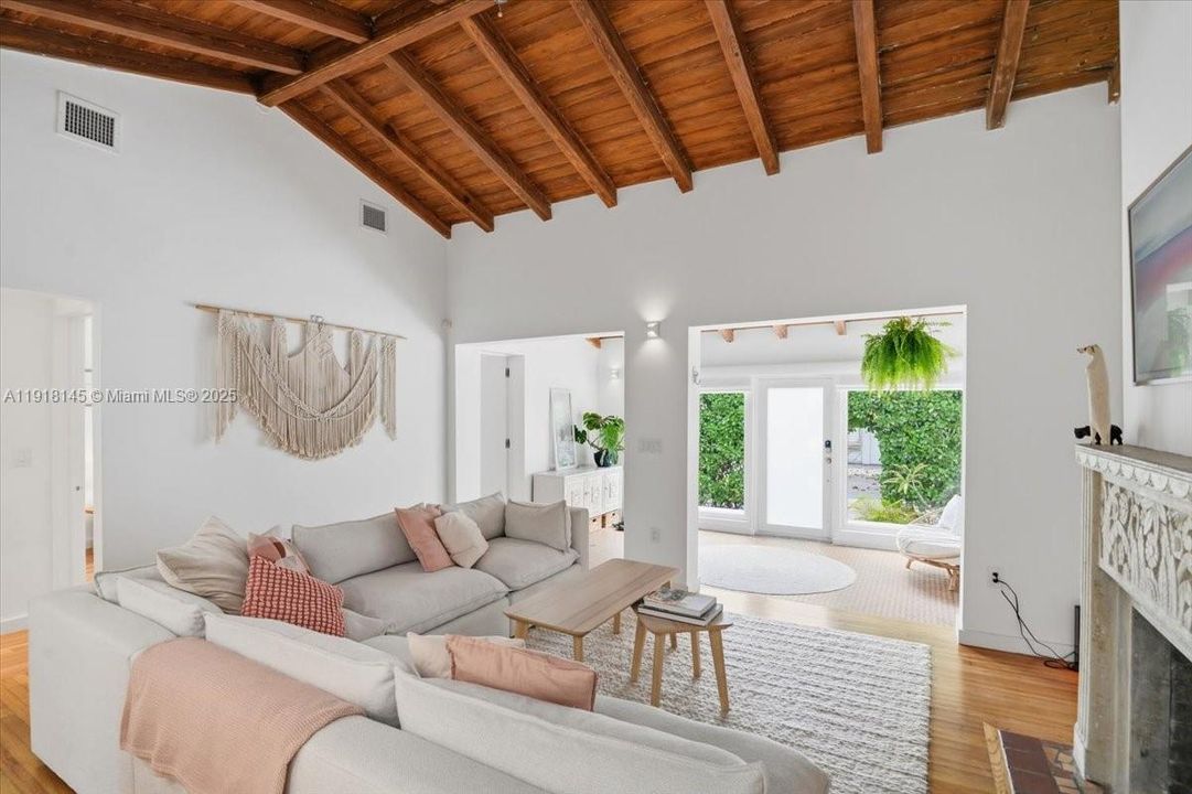 出租: $6,500 (3 贝兹, 2 浴室, 1558 平方英尺)