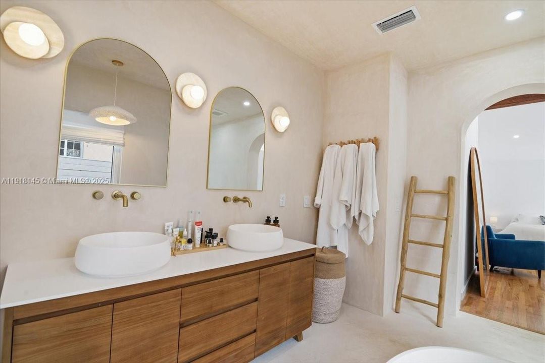 出租: $6,500 (3 贝兹, 2 浴室, 1558 平方英尺)