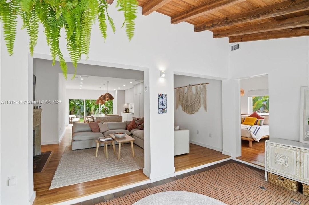 出租: $6,500 (3 贝兹, 2 浴室, 1558 平方英尺)