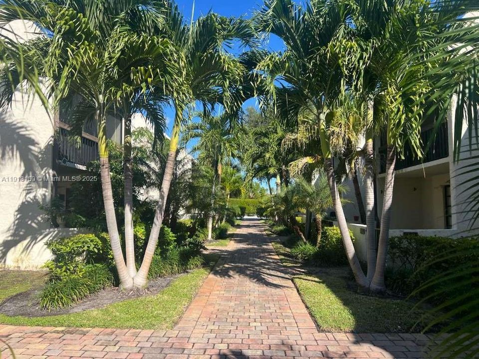 For Sale: $310,000 (2 beds, 1 baths, 1095 Square Feet)