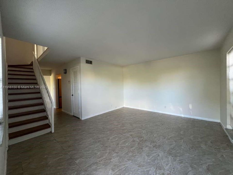 For Sale: $310,000 (2 beds, 1 baths, 1095 Square Feet)
