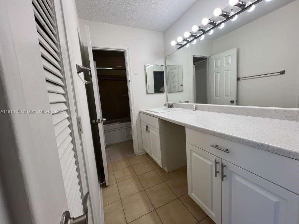 For Sale: $310,000 (2 beds, 1 baths, 1095 Square Feet)